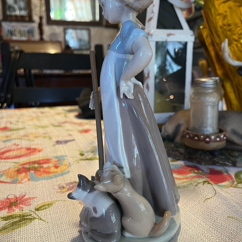 Lladro Charming Blue and White Porcelain Figurine - Picture 2 of 9